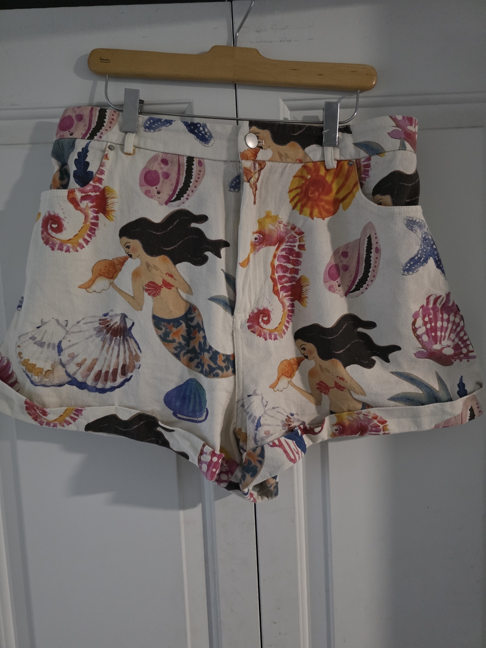 Cider Mermaid Print Shorts - White with Multicolor Seashells